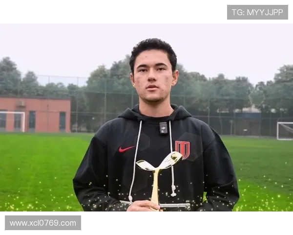 努涅斯在赛场上的崛起与挑战：从新星到顶级前锋的成长之路