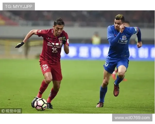 阿克青年与格拉夫的激烈对决展现足球魅力与团队精神